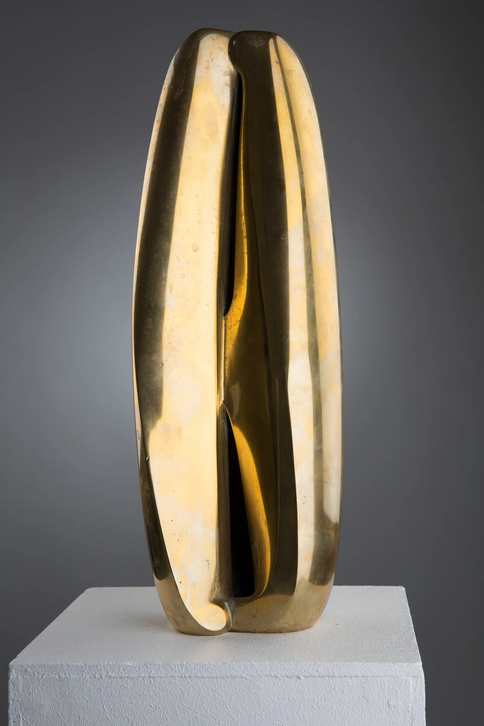 Obélisque, sculpture en bronze doré de Jan Hegy photographiée en studio, motif visuel de l’école d’hypnose MHP Coaching à Fribourg.
